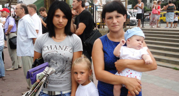 Участники митинга пострадавших от "олимпийского" переселения в Сочи. 31 августа 2011 г. Фото "Кавказского узла"