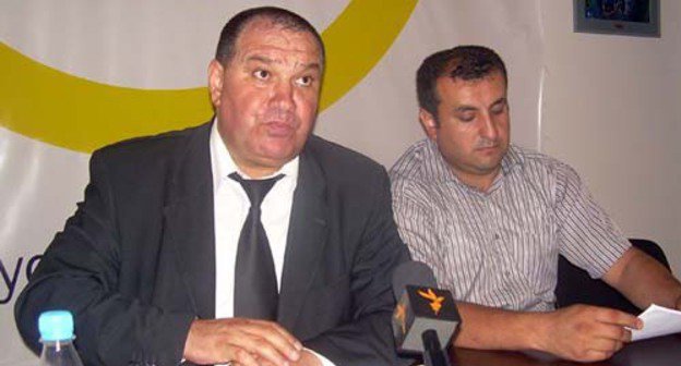 Правозащитник Видади Искендеров (слева) выступает в Бакинском медиа-центре. 2010 г. Фото: www.azadliq.org (RFE/RL)
