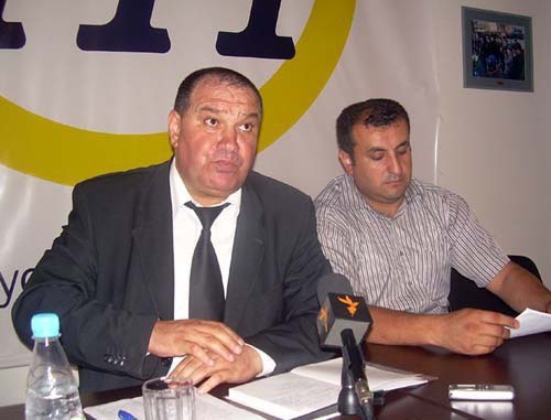 Правозащитник Видади Искендеров (слева) выступает в Бакинском медиа-центре. 2010 г. Фото: www.azadliq.org (RFE/RL)