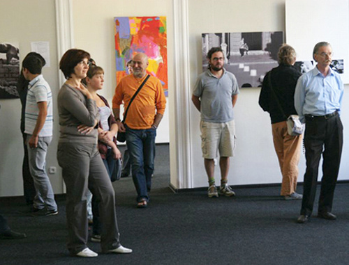 Посетители симпозиума "Аланика-2010" осматривают работы художников. Август-сентябрь 2010 г. Фото "Кавказского узла"
