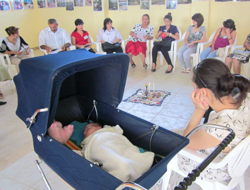 Круглый стол целевой группы города Шуши, в рамках проекта
"Укрепление возможностей женщин для построения мира на Южном Кавказе", рализуемый  карабахской неправительственной организацией  "Центр гражданских инициатив". Нагорный Карабах, г. Шуши, август 2011 г. Фото "Кавказского узла"