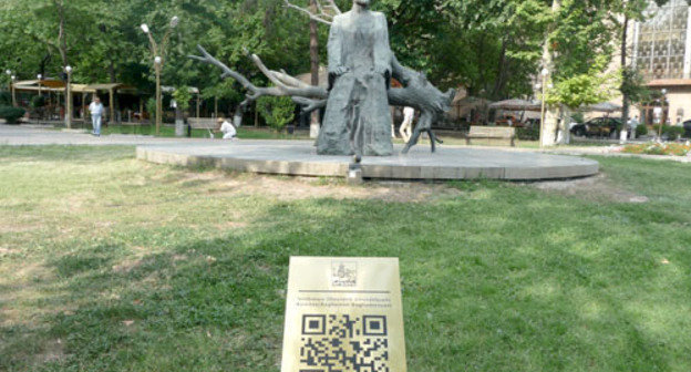 Штрих-код для системы распознования QR-code, установленный у памятника Комитасу в сквере при Ереванской государственной консерватории. Армения, Ереван, 24 августа 2011 г. Фото "Кавказского узла"