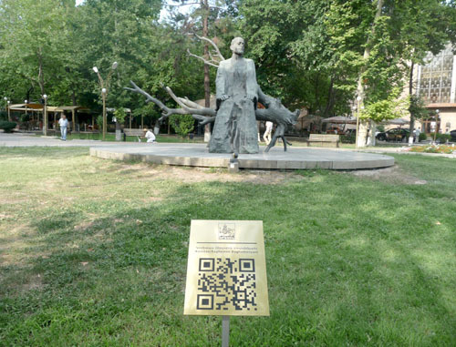 Штрих-код для системы распознования QR-code, установленный у памятника Комитасу в сквере при Ереванской государственной консерватории. Армения, Ереван, 24 августа 2011 г. Фото "Кавказского узла"
