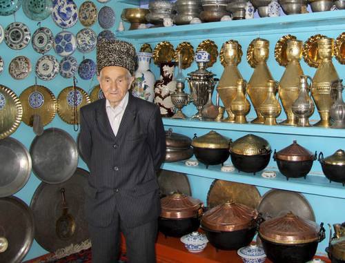 Заслуженный художник РФ Гаджиомар Изабакаров рассказывает о своем домашнем музее. Дагестан, Кубачи, 2011 г. Фото "Кавказского узла"