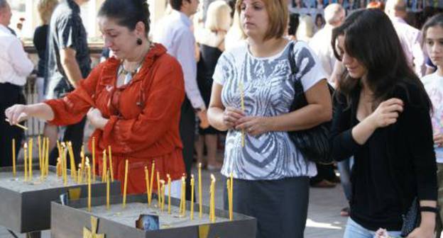  Жители Северной Осетии вспоминают  жертв террористического акта в бесланской средней школе №1. Беслан, 1 сентября 2011 г. Фото Владимира Иванова