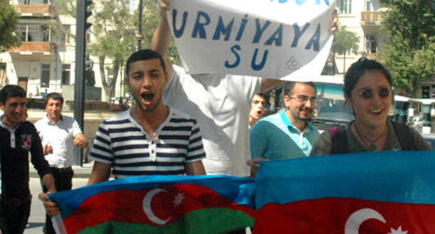 Баку, 2 сентября 2011 г. Акция протеста перед посольством Ирана с  требованием спасти от экологической катастрофы озеро Урмия. Фото: ИА "ТУРАН"