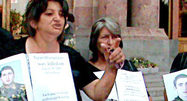 Участницы акция протеста матерей солдат, погибших в результате неуставных отношений, у здания правительства Армении. Ереван, 14 июля 2011 г. Фото "Кавказского узла"
