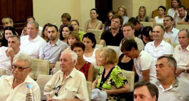 Участники вторых общественных слушаний по проекту реконструкции гостиницы "Приморская". Сочи, 2 сентября 2011 г. Фото "Кавказского узла"