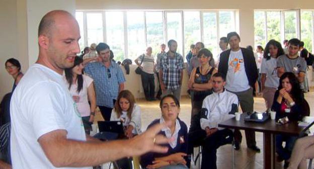 Участник форума Barcamp Artsakh 2011, сотрудник радио «Ван» Арман Сулейманян проводит презентацию на тему «Методы борьбы с бюрократизмом и методы воздействия через СМИ на общественное мнение». Нагорный Карабах, г. Шуши, 3 сентября 2011 г. Фото "Кавказского узла"