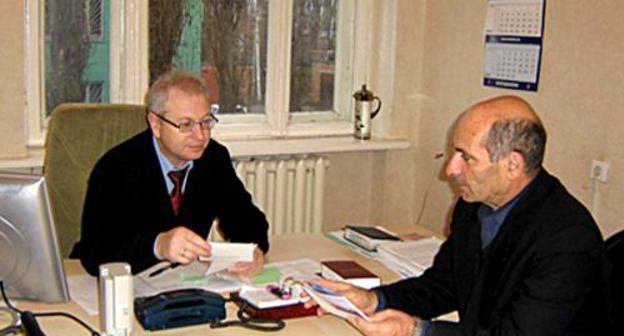 Справа: участник программы переселения соотечественников, прибывший из Армении в Тамбовскую область РФ, на приеме в администрации Первомайского района. Ноябрь 2009 г. Фото: r48.tambov.gov.ru