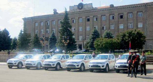 Шесть внедорожников для инвалидов первой группы карабахской войны, подаренные благотворителем Артуром Варжапетяном. Нагорный Карабах, г. Степанакерт, 5 сентября 2011 г. Фото "Кавказского узла"