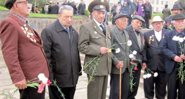 Ветераны Великой Отечественной войны, живущие в Нагорном Карабахе, у мемориального комплекса  героям  ВОВ и Арцахской войны в Степанакерте,  9 мая 2011 г. Фото "Кавказского узла"