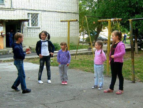Дети играют во дворе девятиэтажного дома по адресу ул.Международная, 85. КЧР, г. Черкесск, 6 сентября 2011 г. Фото "Кавказского узла"