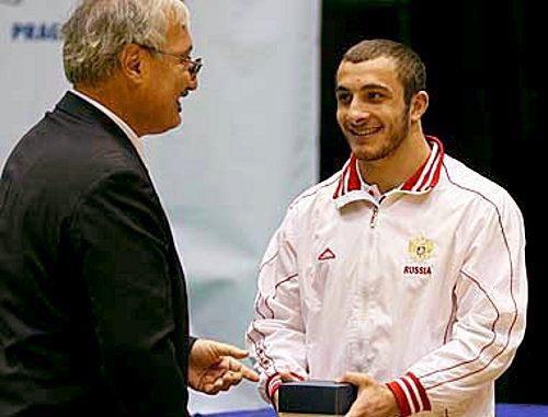 Алибек Башкаев получает серебряную награду на Чемпионате Европы среди юниоров в Праге. 2007 г. Фото: www.judo.ru