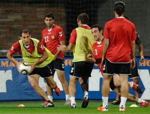 Футболисты сборной Армении тренируются перед отборочным матчем в Словакии. 5 сентября 2011 г. Фото: www.ffa.am Футболисты сборной Армении тренируются перед отборочным матчем в Словакии. 5 сентября 2011 г. Фото: www.ffa.am