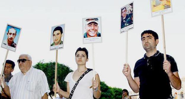 Родственники убитых в армии солдат и правозащитники проводят акцию протеста перед зданием правительства Армении. Ереван, 8 сентября 2011 г. Фото: © PanARMENIAN Photo / 
Tigran Mehrabyan