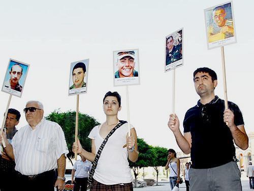Родственники убитых в армии солдат и правозащитники проводят акцию протеста перед зданием правительства Армении. Ереван, 8 сентября 2011 г. Фото: © PanARMENIAN Photo / 
Tigran Mehrabyan