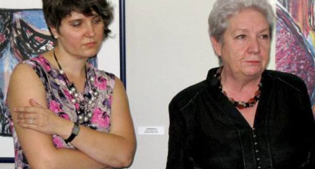  Наталья Соколова и Надежда Павлова  в  выставочном зале Национального музея республики Северная Осетия.  Владикавказ. 9 сентября 2011 г. Фото "Кавказского узла"
