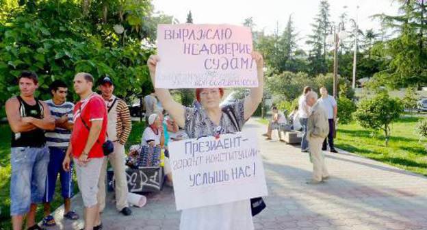 Участница митинга жителей Сочи, пострадавших от "олимпийского переселения". Краснодарский край, г. Сочи, 11 сентября 2011 г. Фото "Кавказского узла"
