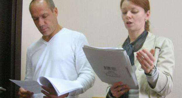 Председатель горизбиркома Олег Рябчук и сотрудница Комитета  по правовым вопросам администрации Волгограда Татьяна Рябовская. Выступление в Центральном районном суде Волгограда 12 сентября 2011 г. Фото "Кавказского узла"
