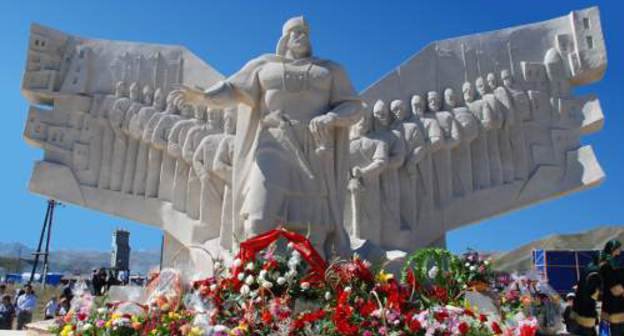 Памятник Муртазали Казикумухскому в селе Кумух Лакского района Дагестана. 14 сентября 2011 г. Фото Альберта Токаева