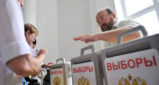 Праймериз среди членов общероссийского народного фронта для отбора кандидатов в партийные списки «Единой России» в Майкопе. 21 июля 2011 г. Фото пресс-службы Президента Республики Адыгея (www.adygheya.ru)