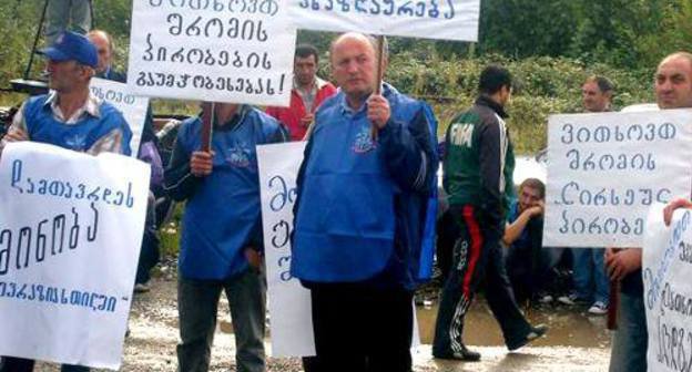 Рабочие металлургического завода "Геркулес" на акции протеста. Грузия, г. Кутаиси, сентябрь 2011 г. Фото: Радио Тависуплеба (RFE/RL)