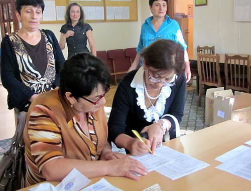 В ЦИК НКР идут последние уточнительные работы, для муниципальных выборов, которые состоятся 18 сентября 2011 года. Нагорный Карабах, Степанакерт, сентябрь 2011 г.