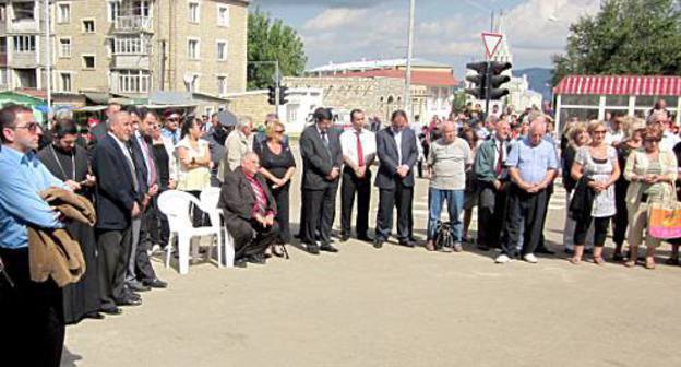 На торжественном открытии дороги в городе Шуши присутствовали представители фонда «Айастан» из Армении, Монреаля, власти НКР  и жители города Шуши. Нагорный Карабах, 17 сентября 2011 г. Фото «Кавказского узла»