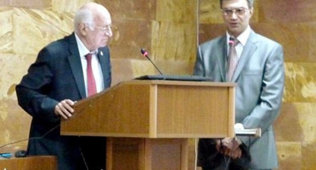 Презентация доклада главного редактора журнала ''Глобус науки'' Рафаэля Мелик-Огаджаняна на двухдневной международной научно-практической конференции "Интегративная медицина". Ереван, Институт физиологии им. Л.А.Орбели. 14 сентября 2011 г. Фото "Кавказского узла"