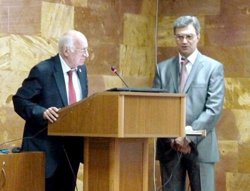 Презентация доклада главного редактора журнала ''Глобус науки'' Рафаэля Мелик-Огаджаняна на двухдневной международной научно-практической конференции "Интегративная медицина". Ереван, Институт физиологии им. Л.А.Орбели. 14 сентября 2011 г. Фото "Кавказского узла"