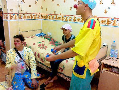 Ростов-на-Дону, 16 сентября 2011 г. Константин Седов и Вадим Ларченко - больничные клоуны из организации "Больничная клоунада" - в отделении детской онкологии РНИОИ. Фото "Кавказского узла"