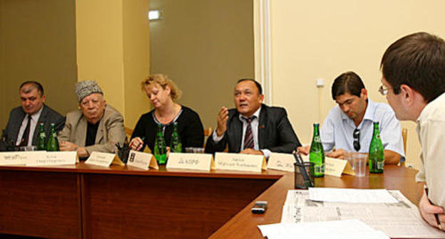 Круглый стол с участием журналистов и представителей политических партий Дагестана в конференц-зале газеты «Черновик». Слева направо - представители партий: Магомедхан Арацилов от "Патриотов России",  Омар Бегов от  "Правого дела", Марина Абрамкина от "Единой России",  Мурзадин Авезов от КПРФ, Гасан Амиргамзаев от "Яблока". Справа - спикер круглого стола Магомед Магомедов. Махачкала, 13 сентября 2011 г. Фото: www.chernovik.net