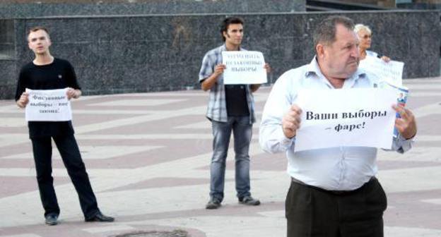 Пикет за отмену выборов в Госдуму. Ростов-на-Дону, 19 сентября 2011 г. Фото "Кавказского узла".