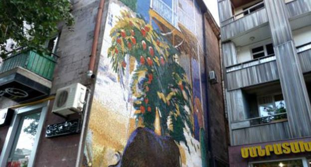 Мозаичная копия картины Мартироса Сарьяна "Мой двор" на фасаде  здания по улице Московяна, 36 в Ереване. 16 сентября 2011 г. Фото "Кавказского узла"