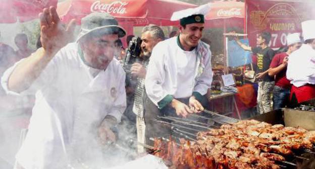 Повара ресторана ‘’Арарат Холл’’ на третьем Всеармянском фестивале шашлыка, посвященном 20-летию независимости Армении.  Лорийская область Армении, г.Ахтала. 18 сентября 2011 г. 