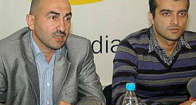 На пресс-конференции «Коалиции общественного контроля «Национальный превентивный механизм».  Слева направо: глава Общественного объединения демократических учреждений и прав человека Эльчин Абдуллаев  и координатор Клуба прав человека Расул Джафаров. Баку, 20 сентября 2011 г. Фото ИА "ТУРАН"