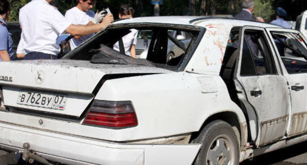 Автомобиль, принадлежавший погибшему при взрыве в салоне Арсену Жикишеву. Абхазия, Сухум, 21 сентября 2011 г. Фото "Кавказского узла"