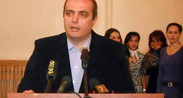 Председатель гюмрийского журналистского клуба "Аспарез" Левон Барсегян выступает на Дне свободы слова в Гюмри 25 марта 2011 г. Фото: armregions.am