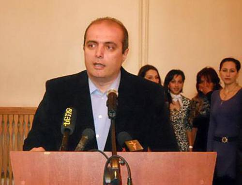 Председатель гюмрийского журналистского клуба "Аспарез" Левон Барсегян выступает на Дне свободы слова в Гюмри 25 марта 2011 г. Фото: armregions.am