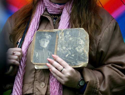 Абхазия, Сухум, 30 октября 2010 г. Любовь Черкезия держит в руках фотографию прадеда, растрелянного во времена "Большого террора" в 1937 году. Фото: www.ekhokavkaza.com (RFE/RL)