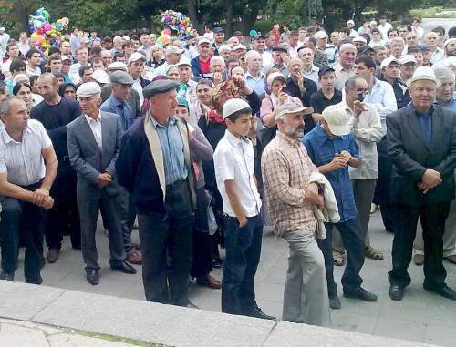 Махачкала, Родопский бульвар. Митинг жителей Дагестана против постановления главы Ахвахского района Исмаила Магомедшарипова об изменении статуса местных земель. 23 сентября 2011 г. Фото Ахмеднаби Ахмеднабиева для "Кавказского узла"