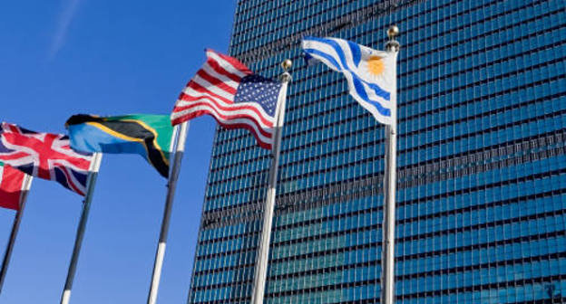 Флаги государств-членов ООН перед зданием штаб-квартиры ООН в Нью-Йорке. Фото: www.parikiaki.com