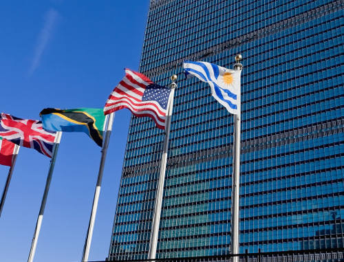 Флаги государств-членов ООН перед зданием штаб-квартиры ООН в Нью-Йорке. Фото: www.parikiaki.com