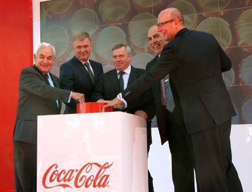 Запуск завода Coca-Cola – на красную кнопку нажимают губернатор Ростовской области Василий Голубев (в центре), президент оргкомитета «Сочи 2012» Дмитрий Чернышенко (крайний справа). Ростовская область, 26 сентября 2011 г.
Фото Натальи Баженовой для "Кавказского узла" Запуск завода Coca-Cola – на красную кнопку нажимают губернатор Ростовской области Василий Голубев (в центре), президент оргкомитета «Сочи 2012» Дмитрий Чернышенко (крайний справа). Ростовская область, 26 сентября 2011 г.
Фото Натальи Баженовой для "Кавказского узла"