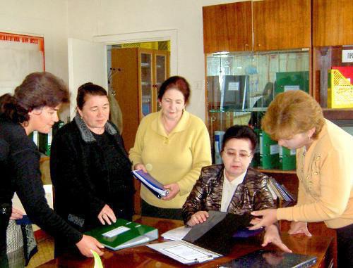 Учителя средней общеобразовательной школы №1 им. А. М. Ижаева. КЧР, Малокарачаевский район, с. Учкекен. Фото: www.reos.ru 