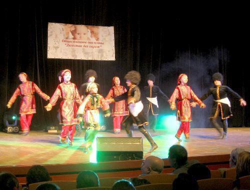 На сцене благотворительного концерта - ансамбль "Счастливое детство". Махачкала, 27 сентября 2011 г. Фото Мусы Мусаева для "Кавказского узла"