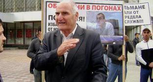 Один из участников антикоррупционного митинга - правозащитник, общественный деятель, председатель независимого профсоюза сотрудников правоохранительных органов Магомед Шамилов. Махачкала, 3 октября 2011 г. Фото Патимат Махмудовой для "Кавказского узла"