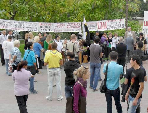 Митинг жителей Сочи в сквере у железнодорожного вокзала 9 октября 2011 г. Фото Светланы Кравченко для "Кавказского узла"