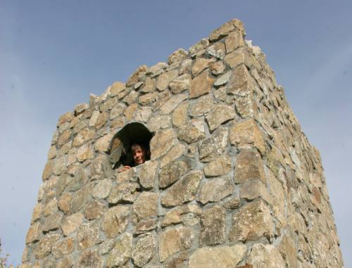 Северная Осетия, Куртатинское ущелье, 10 октября 2011 г. Башня,  построенная участниками молодежной акции. Фото Роина Бибилова для
 "Кавказского узла"
